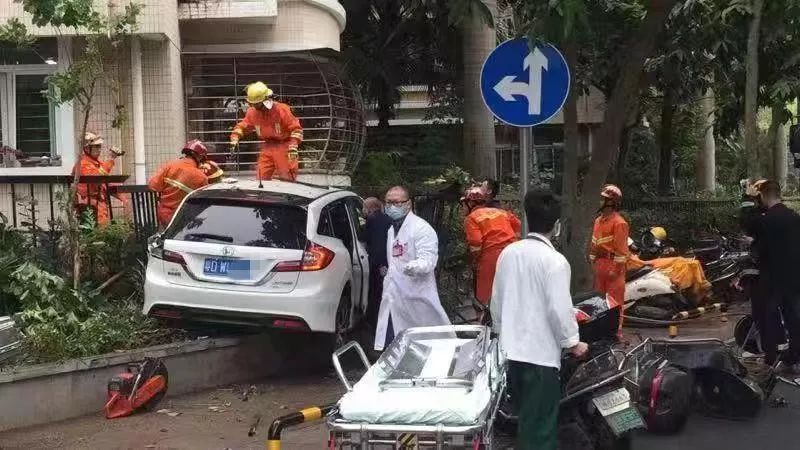 汕头车祸最新消息，事故现场与救援行动实录